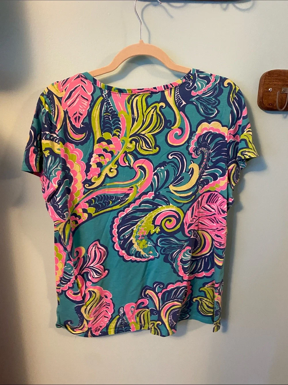 Lilly Pulitzer Vibrant Tropical Print V-Neck Top - Teal & Pink & Lime - size XL - Picture 3 of 6